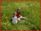 Carolina's kleinkinderen in groentetuin